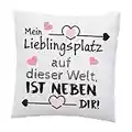 LIEBTASTISCH Liebes Kissen mit Spruch - Mein Lieblingsplatz auf Dieser Welt, ist neben dir - Liebe - Schatz - Beziehung - Geschenk Valentinstag - Deko Kissen - weiß 40cm x 40cm