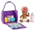 Barbie Famille Skipper baby-sitter, petite figurine bébé brun, sac à langer et accessoires, jouet pour enfant, GHV86