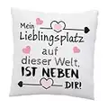 LIEBTASTISCH Liebes Kissen mit Spruch - Mein Lieblingsplatz auf Dieser Welt, ist neben dir - Liebe - Schatz - Beziehung - Geschenk Valentinstag - Deko Kissen - weiß 40cm x 40cm