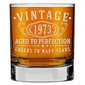 Spotted Dog Company Bicchiere vintage 1973 inciso da 10 once di whisky rocce – Bourbon invecchiato alla perfezione – Regali scozzesi per 50° compleanno per lui uomini – 50 anni di decorazioni vintage