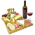 Joejis Planche à Fromage - Bambou de Bois Elegant - Comprenant Ensemble de Couteaux et Fourchette - Plateau Charcuterie pour Aperitif - Cadeau de Noël - Pendaison de Crémaillère Cadeaux d'Anniversaire