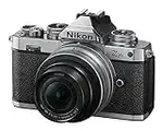 Nikon Z fc KIT Z DX 16-50 mm 1:3.5-6.3 VR Silver Edition (20.9 MP, OLED-Sucher mit 2.36 Millionen Bildpunkten, 11 Bilder pro Sekunde, Hybrid AF mit Fokus-Assistent, ISO 100-51.200, 4K UHD-Video)