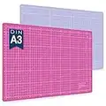 Guss & Mason Tappetino da Taglio autoriparatrice A3 Rosa, Blu, Verde. Perfetta per Cucito, lavori manuali e Patchwork. Stampa su Due Lati 45x30. Indicazioni in cm e Pollici