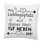 LIEBTASTISCH Liebes Kissen mit Spruch - Mein Lieblingsplatz auf Dieser Welt, ist neben dir - Liebe - Schatz - Beziehung - Geschenk Valentinstag - Deko Kissen - weiß 40cm x 40cm