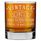 Spotted Dog Company Bicchiere vintage 1973 inciso da 10 once di whisky rocce – Bourbon invecchiato alla perfezione – Regali scozzesi per 50° compleanno per lui uomini – 50 anni di decorazioni vintage