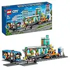 LEGO 60335 City Bahnhof, Spielzeug mit Schienen-LKW, Straßenplatte, Schienensegmenten, Spielzeugbus und Minifiguren, Eisenbahn, Geschenk-Set, kombinierbar mit Anderen Sets aus der City-Reihe